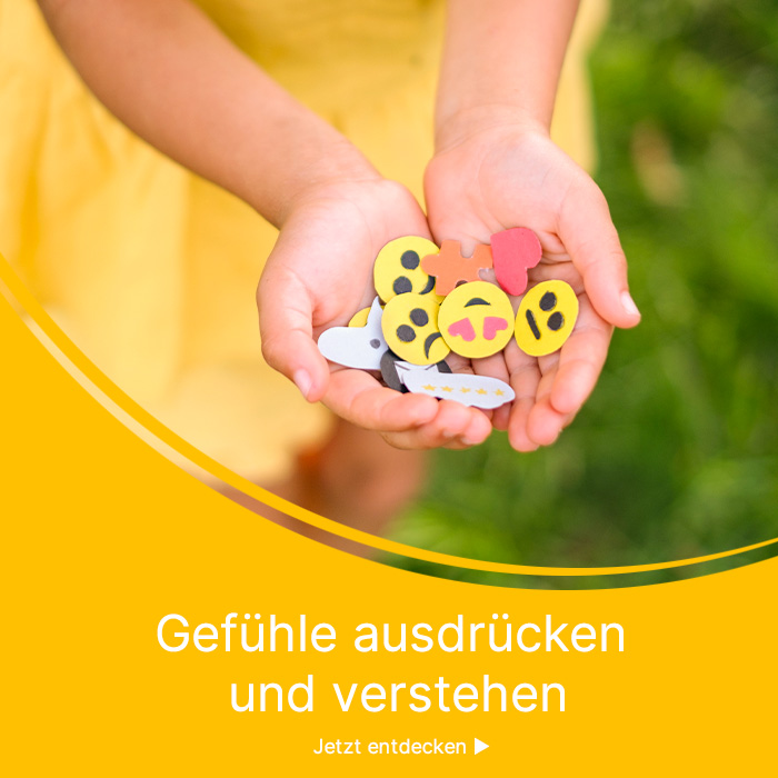 Kind hält Smileys in ihren Händen
