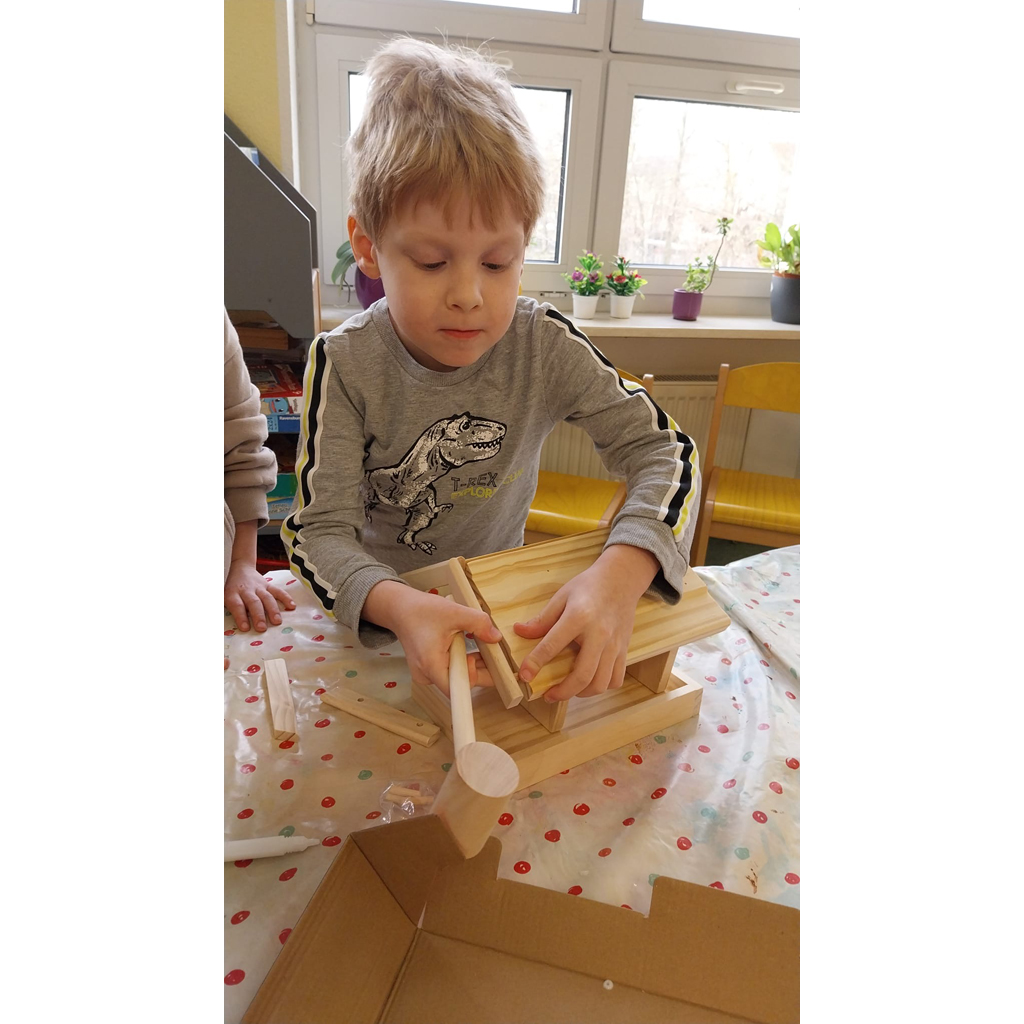 Futterhaus für Vögel – Holz-Bausatz für Kinder Futterhaus für Vögel – Holz-Bausatz für Kinder