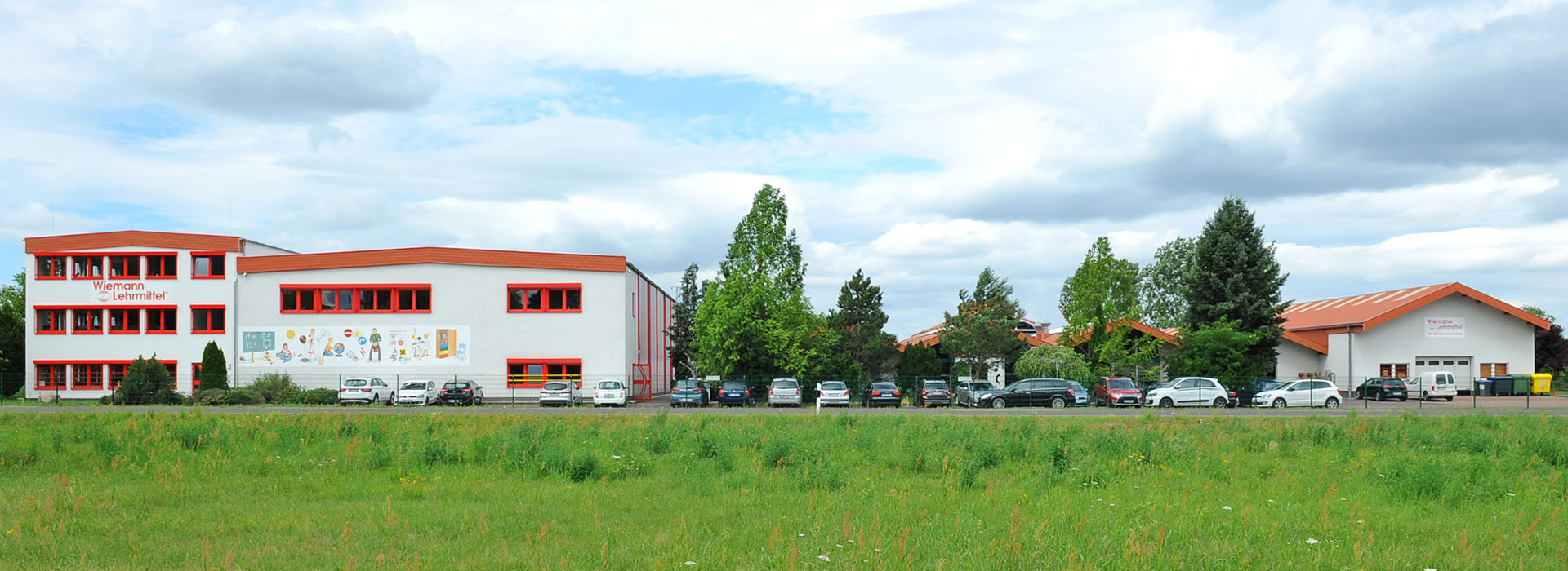 Firmengebäude von Wiemann Lehrmittel frontale Ansicht