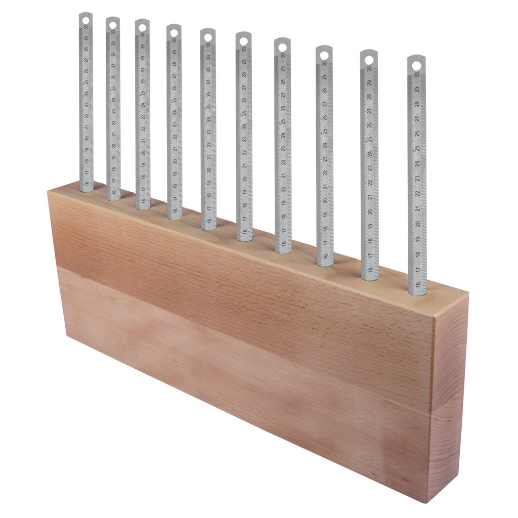Holzblock mit 10 Stahllinealen