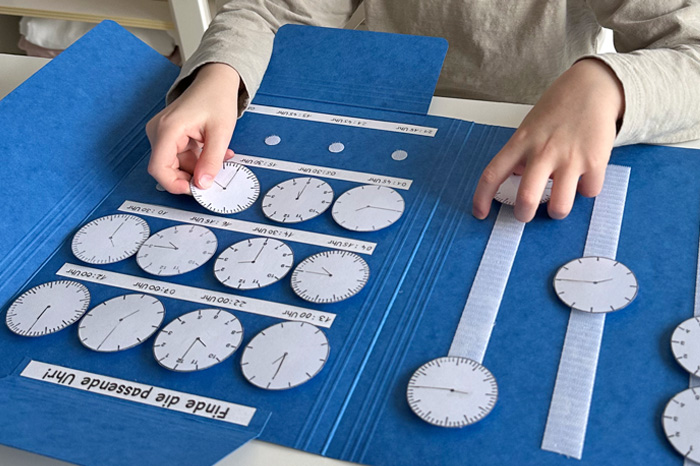 Klettmappe Uhrzeit Klettmappe mit Uhren und Kinderhände
