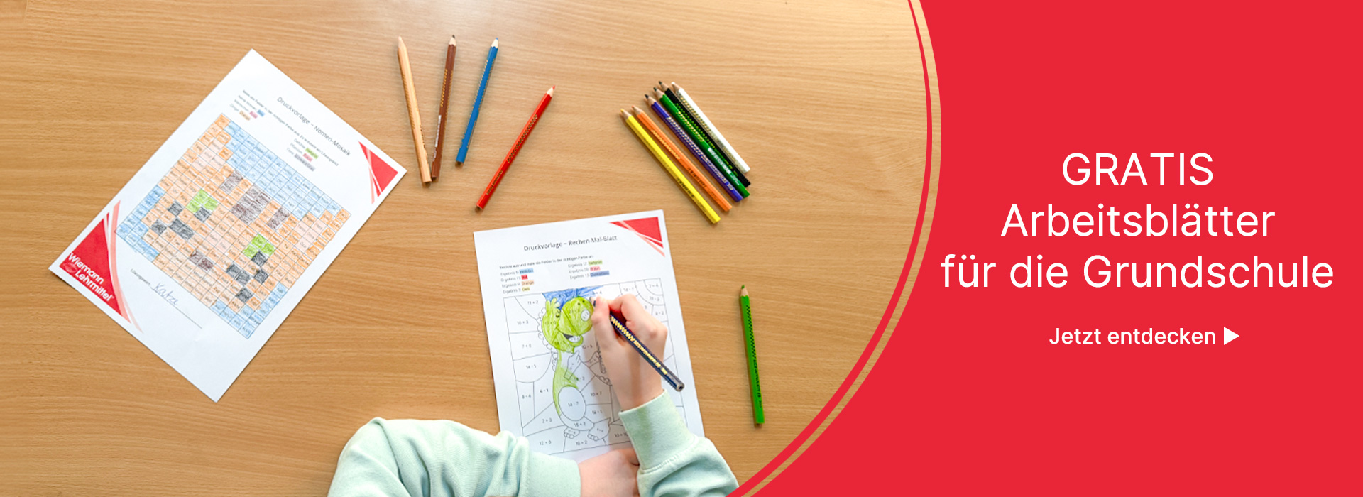 Kind löst Arbeitsblätter für die Grundschule