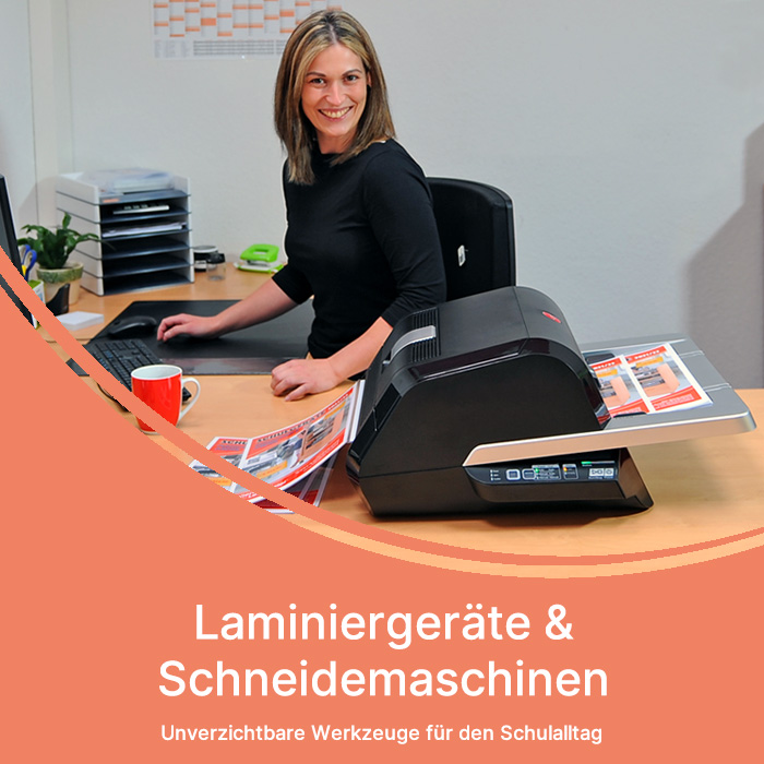 Laminiergeräte & Schneidemaschinen Frau sitzt am Schreibtisch im Büro neben einem Laminiergerät