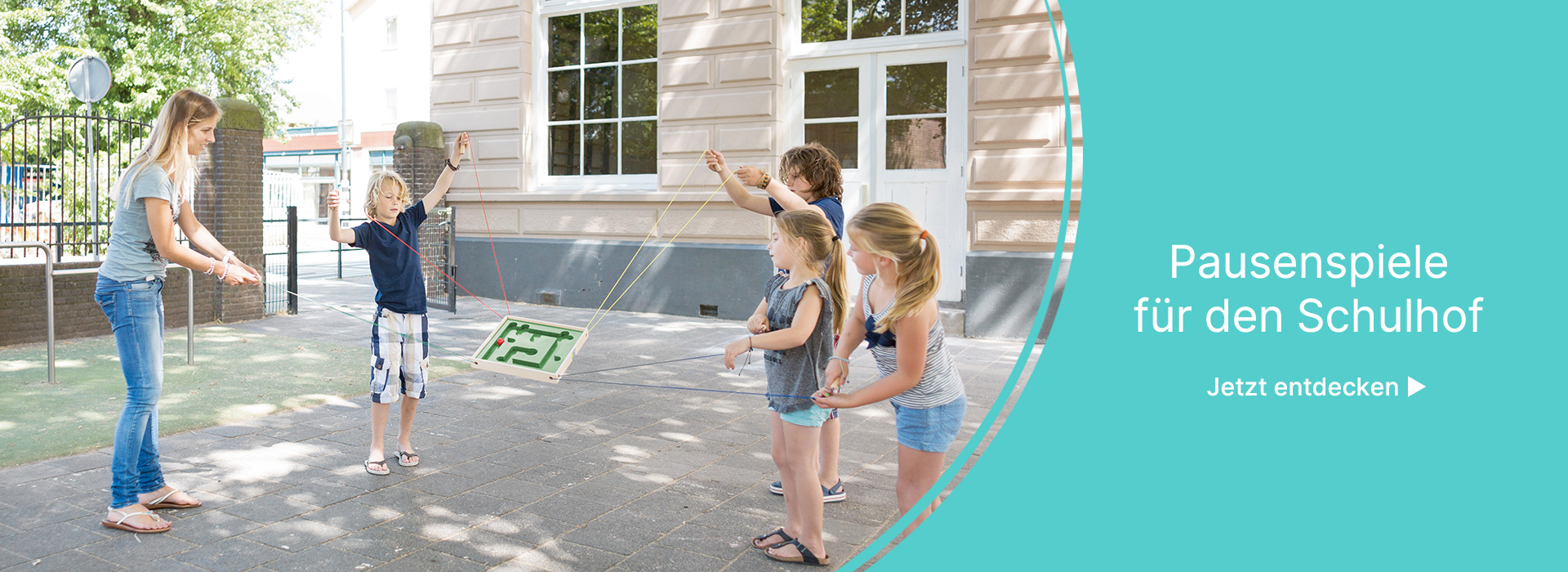 Kinder spielen auf dem Schulhof