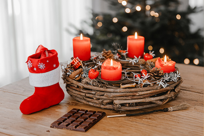 Weihnachtstraditionen weltweit Adventskranz, Weihnachtssocke, Hexenbesen und Schokolade