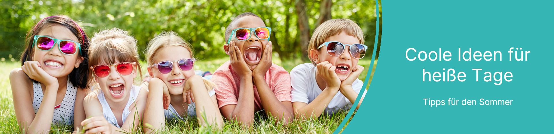 Kinder auf einer Wiese liegend im Sommer mit Sonnenbrillen