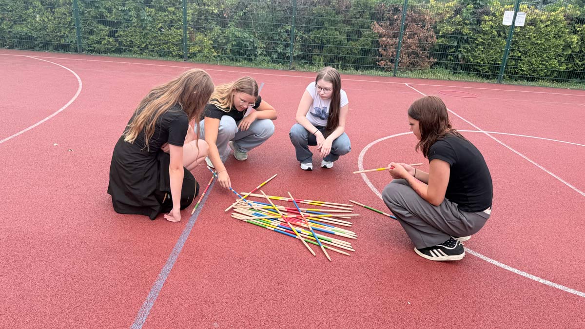 Kinder spielen Riesenmikado