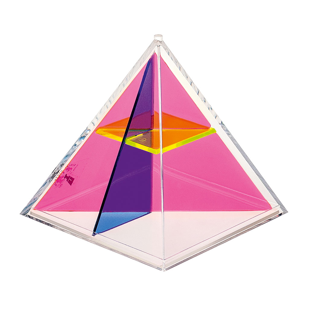 Pyramide mit Horizontal- und Vertikalschnitt