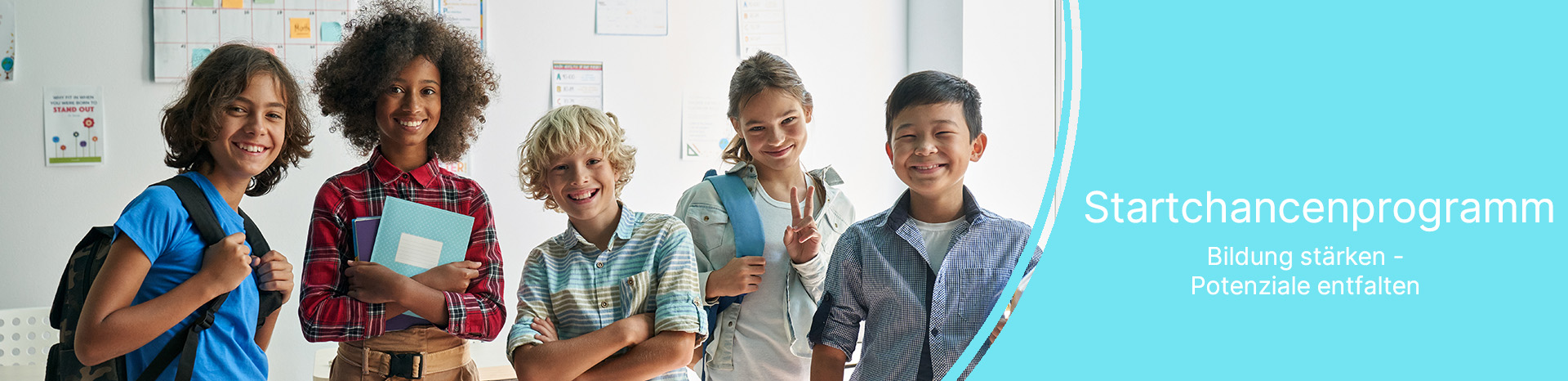 Gruppe Schüler lächelnd im Klassenraum