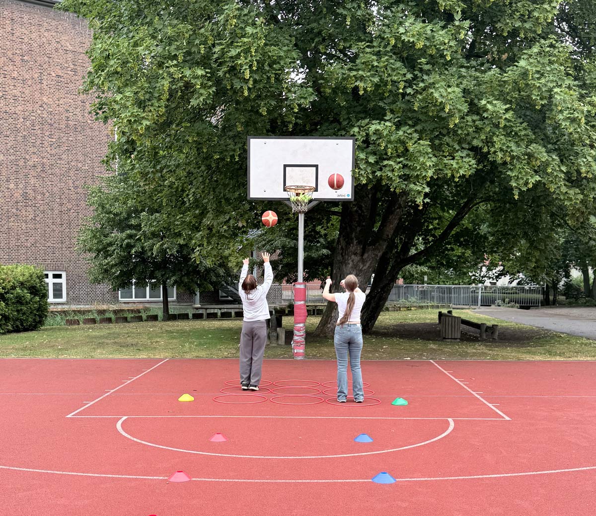 Kinder spielen Basketball Tic Tac Toe