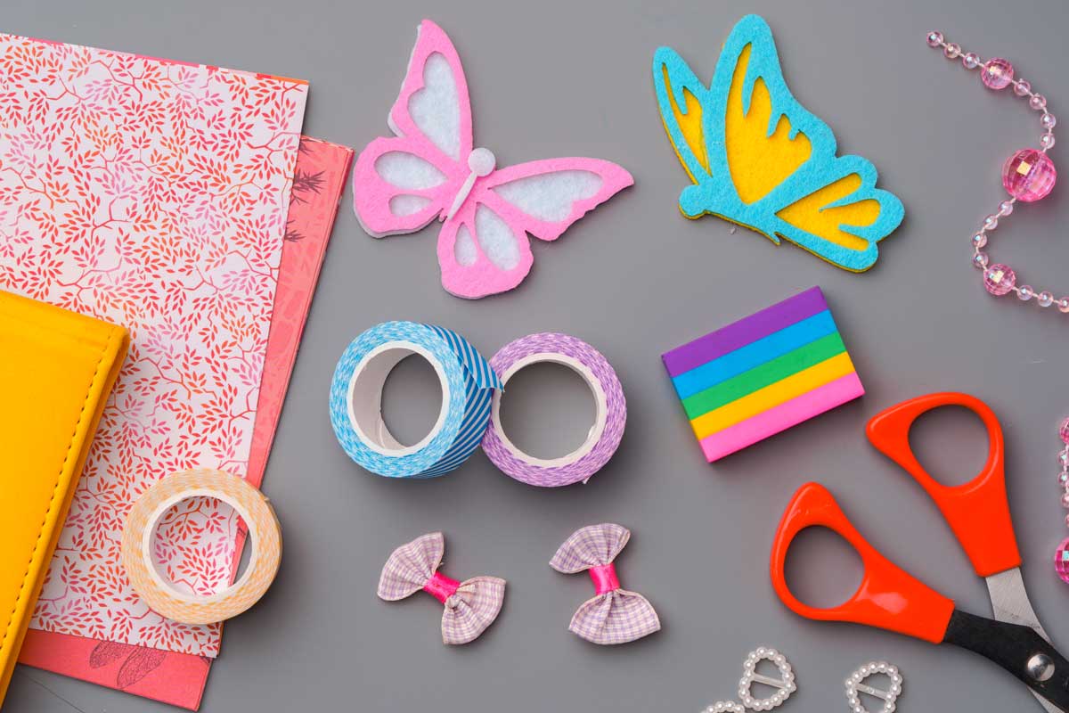 Bastelpapier Schere und andere Materialen zum Basteln