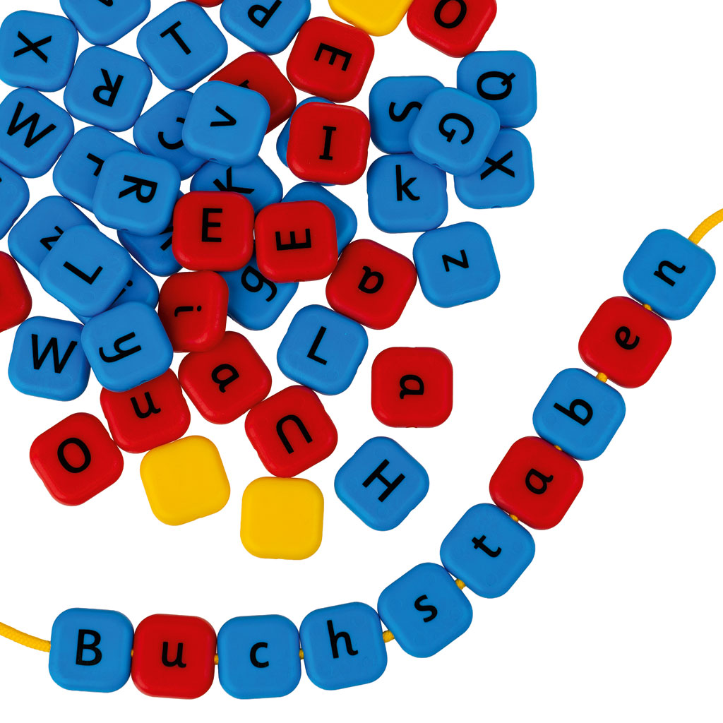 Bunte Fädelbuchstaben