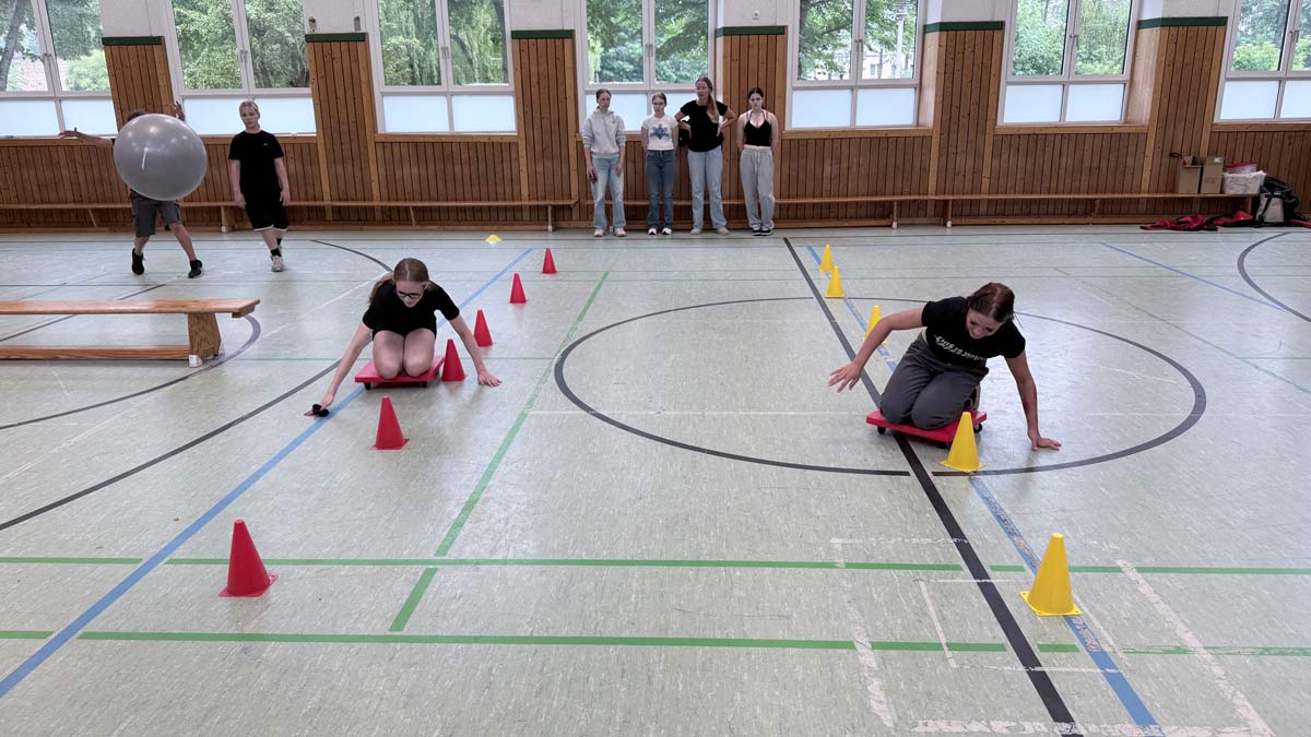 Kinder spielen Rollbrettslalom