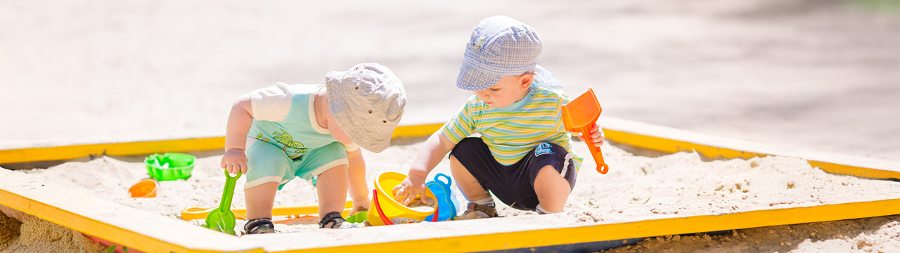 Outdoor Zwei Kitakinder spielen im Sandkasten