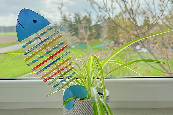 Bastelidee Fisch-Pflanzenstecker Fisch-Pflanzenstecker aus Strohhalmen