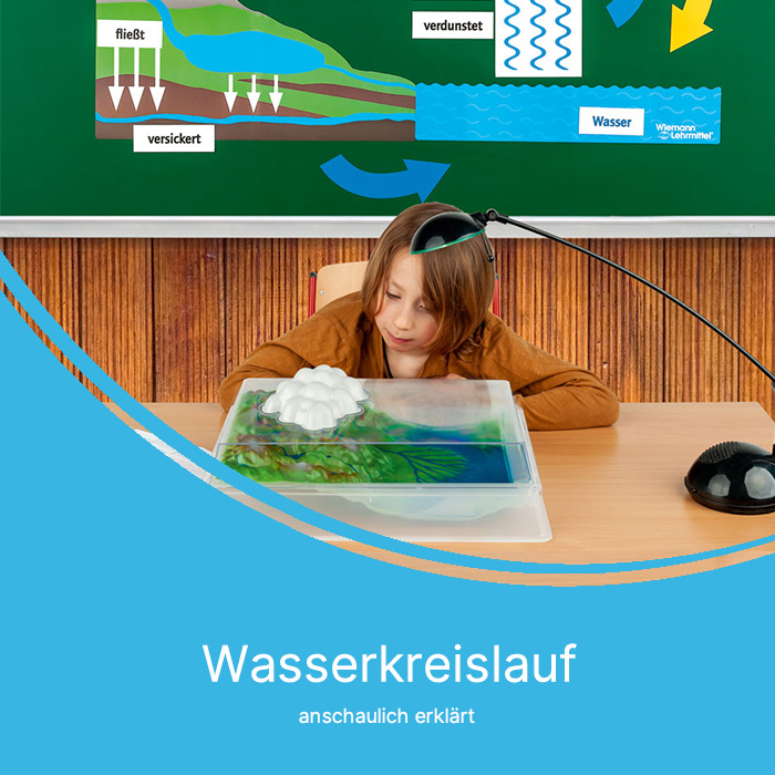 Junge beschäftigt sich mit dem Funktionsmodell Wasserkreislauf