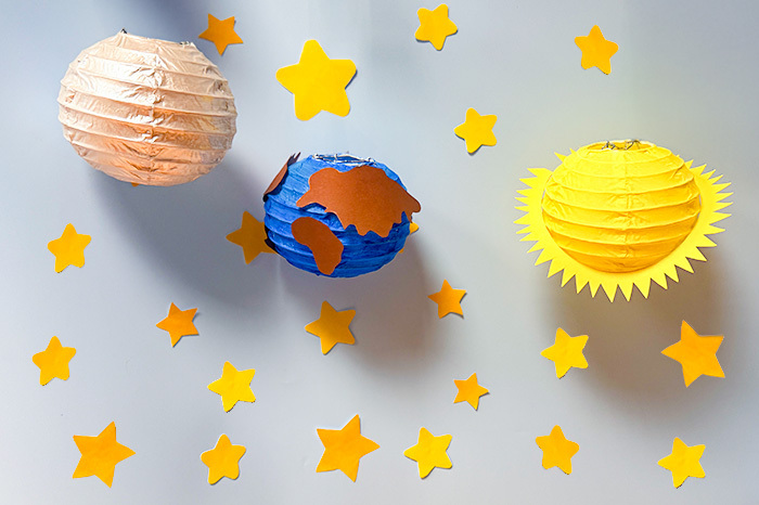 Sonne, Mond und Sterne aus Lampions gebastelt