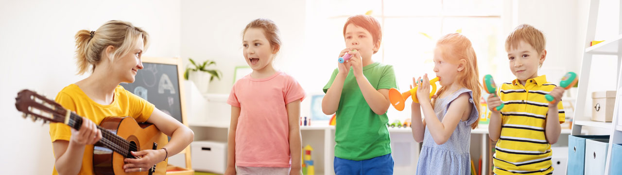 Lehrerin mit singenden Kindern