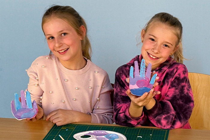 Modelliermasse-Handschalen basteln Kinder halten Handschalen aus Modelliermasse in den Händen