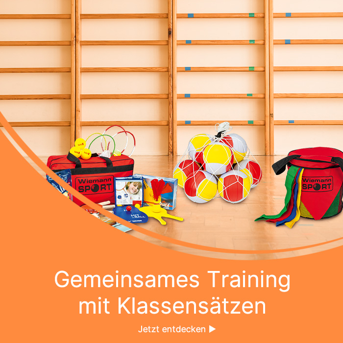 Klassensätze an Sport-Equipment liegen auf dem Turnhallenboden
