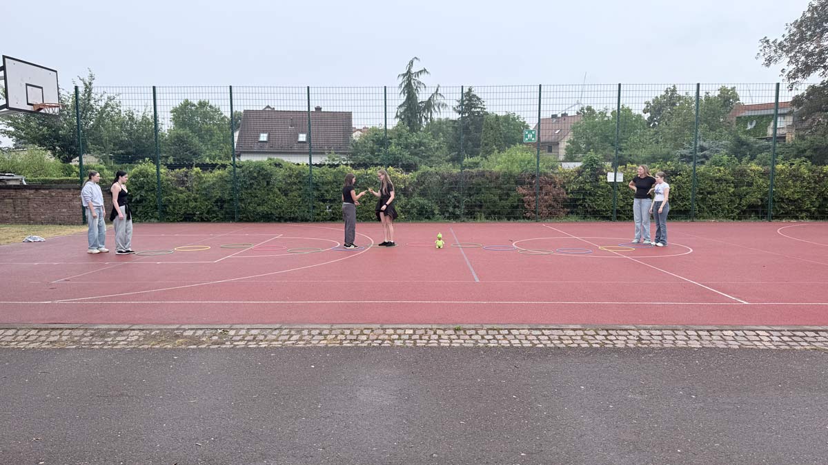 Kinder spielen Hütchenball