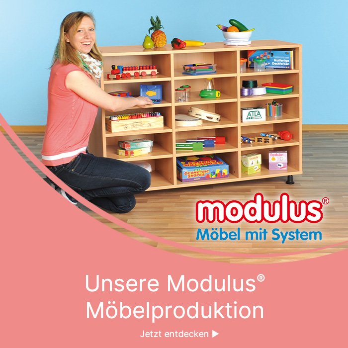 Lehrerin hockt neben einem Modulus-Regal 