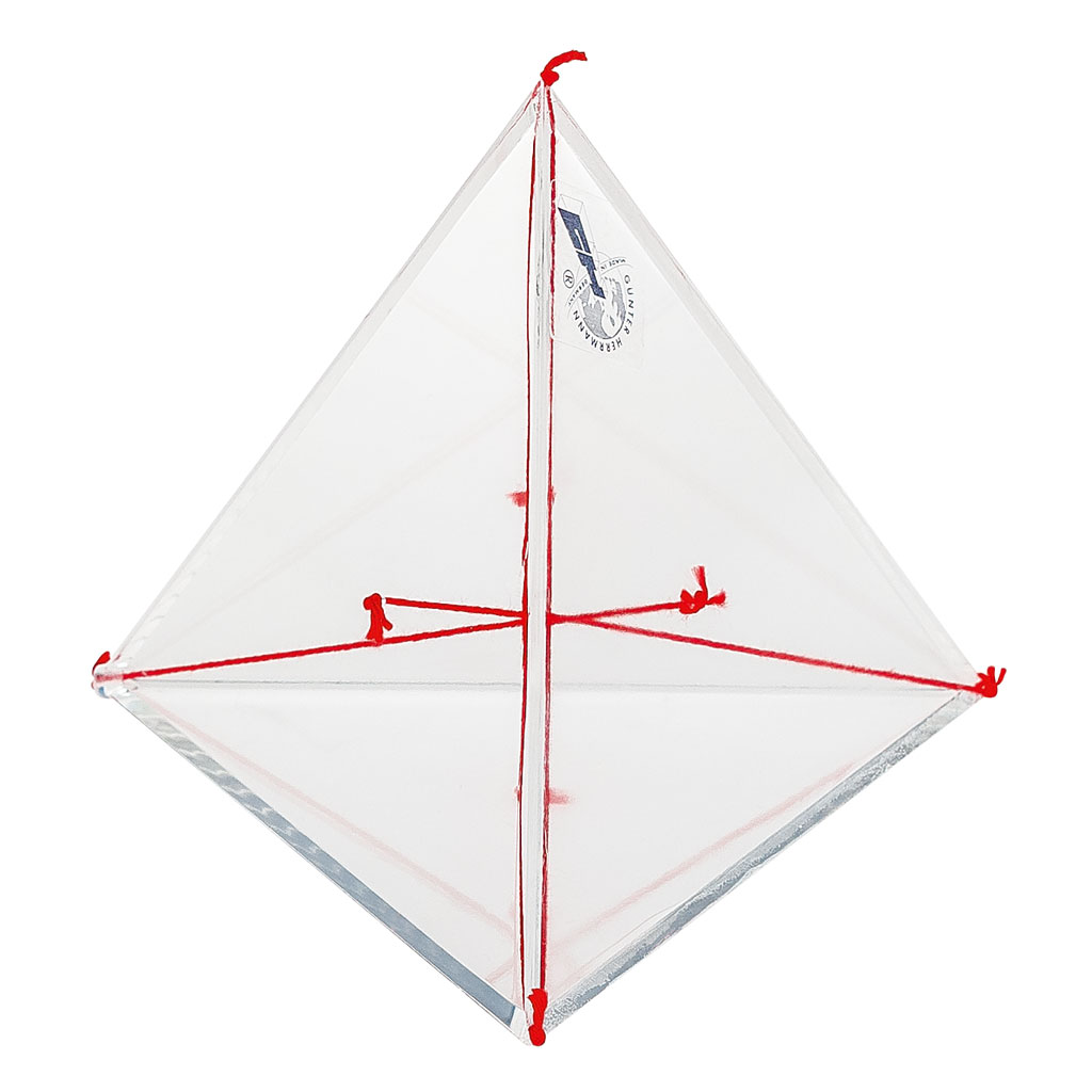 Tetraeder mit eingezogenen Höhen
