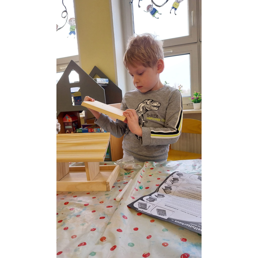 Futterhaus für Vögel – Holz-Bausatz für Kinder Futterhaus für Vögel – Holz-Bausatz für Kinder