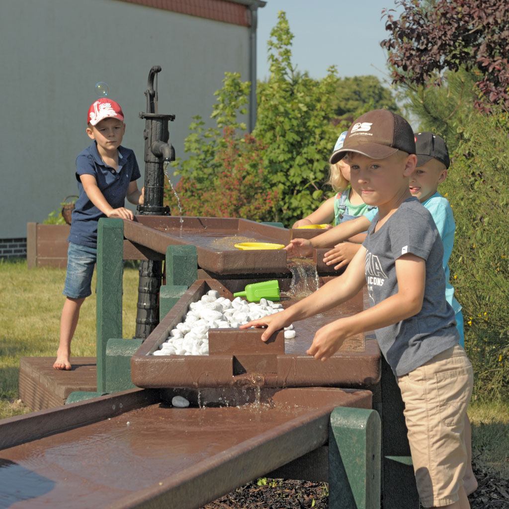 tempm82171-recycling-kunststoff-wasser-matschtische_person-4w4E6U92AMyMhI Wasser-Matschtisch Komplettset