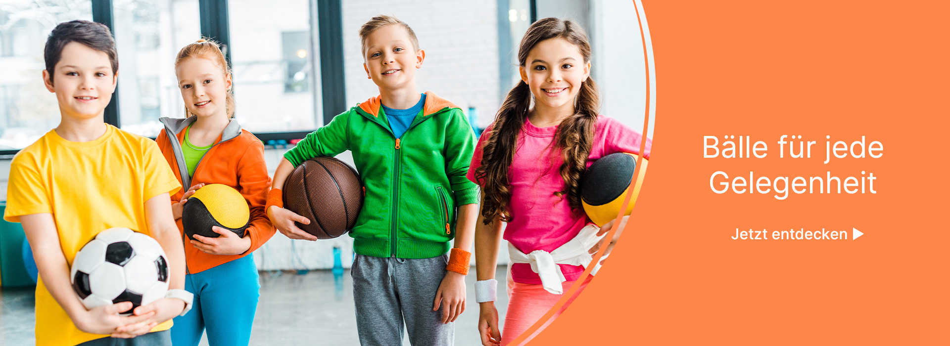Vier Kinder in Sportkleidung halten jeweils eine Ball