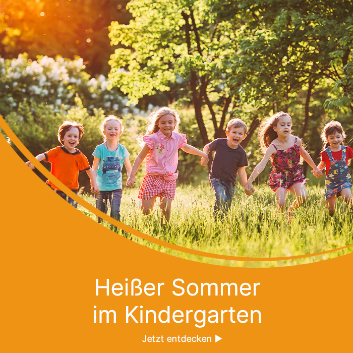 Gruppe von Kindern rennt über eine Wiese