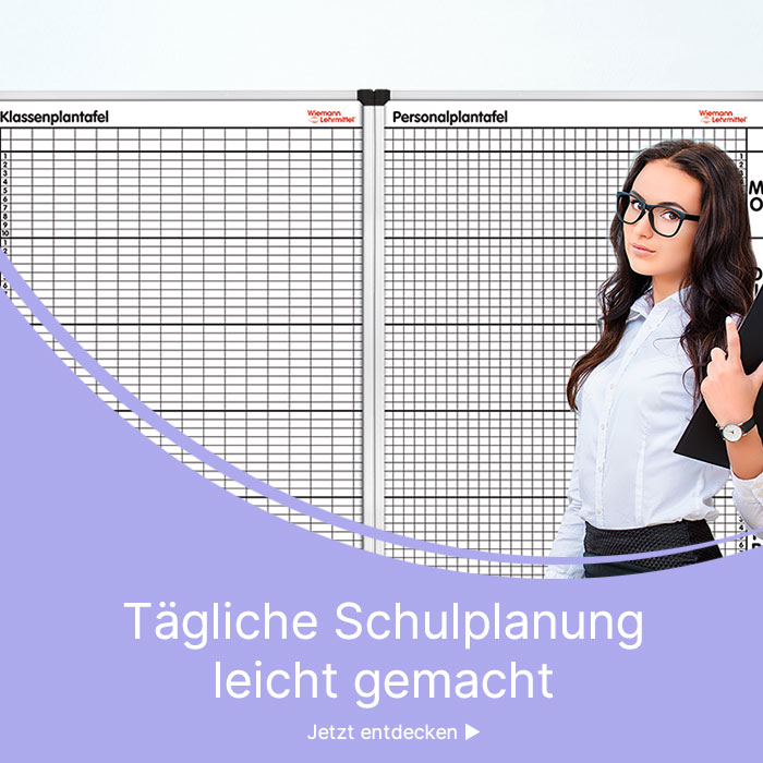 Frau mit Klemmbrett steht vor einer Tafel zur Schulpanung
