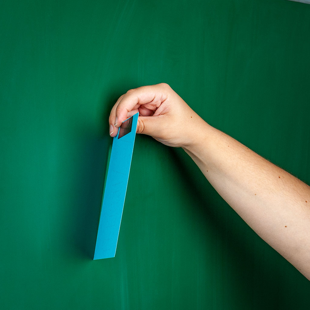 Selbstklebendes Magnetband im Abroller