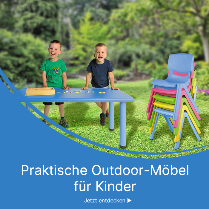 Zwei Jungs stehen im Garten mit Flexi-Outdoor-Möbeln