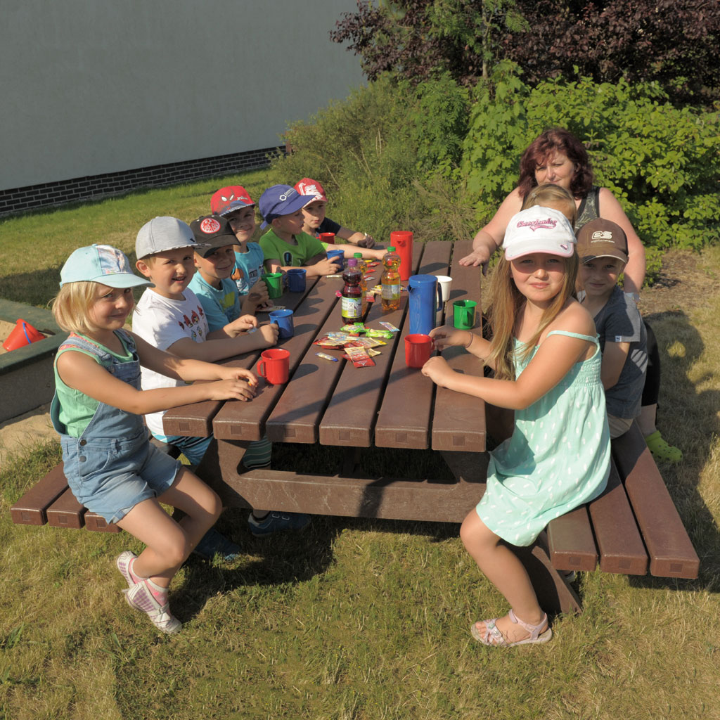 temp82168-01-recycling-kunststoff-sitzgruppe-braun_personvex3NW85TVZ4t Sitzgruppe