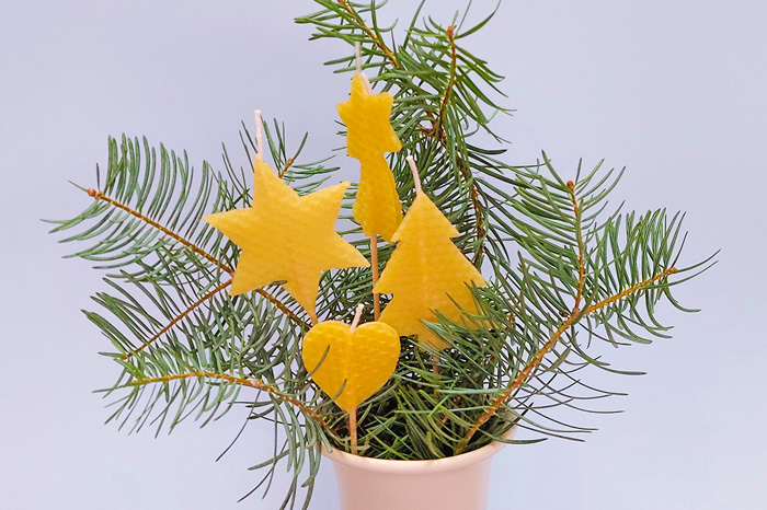 Kerzenstecker aus Bienenwachs basteln Weihnachtliche Kerzenstecker aus Bienenwachsplatten